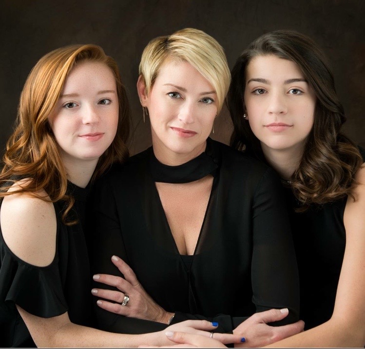 Kristi Smith, center, with daughters Averle and Alex