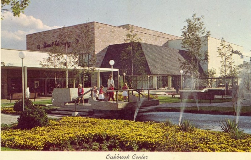 1964-postcard-plaza-outside-of-Marshall-Fields-store-which-became-Macys-in-2006