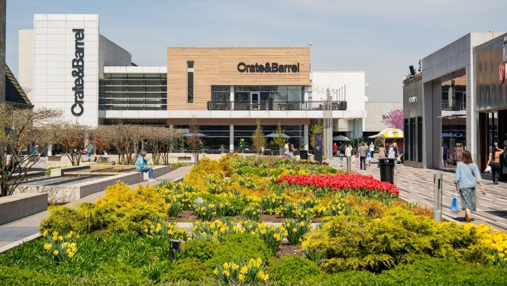 Oakbrook Center’s mix of retail, dining, and public gathering spaces reflects changing consumer habits driven by social media, influencers, and digital culture. <br><i>Photo courtesy of Oakbrook Center</i>