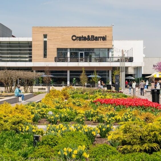 Oakbrook Center’s mix of retail, dining, and public gathering spaces reflects changing consumer habits driven by social media, influencers, and digital culture. <br><i>Photo courtesy of Oakbrook Center</i>