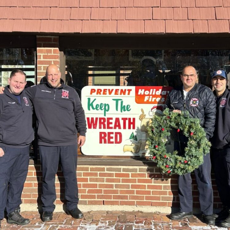 HM-DG-OB-EM-Keep-Wreaths-Red